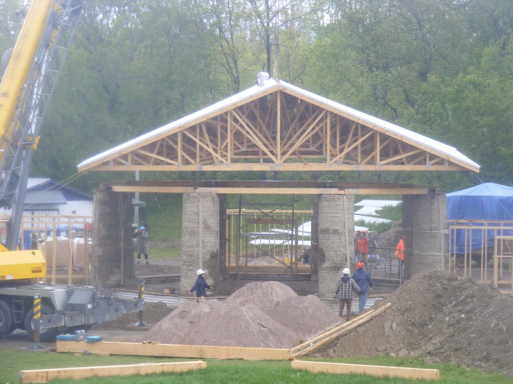 Roof on round straw bale columns